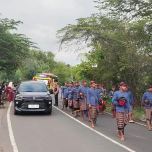 Polsek Sekotong Amankan Nyongkolan Gendang Beleq di Jalur Utama