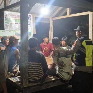 Personel Polsek jajaran Laksanakan Patroli Malam, Sambangi Pos Kamling dan Ajak Warga Bersama Jaga Kamtibmas