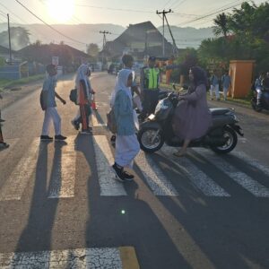 Personel Polsek Seteluk Laksanakan Rawan Pagi, Jaga Keamanan Lalu Lintas dan Dekatkan Diri dengan Siswa