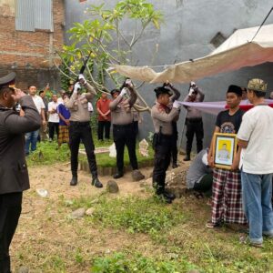 Perwakilan Polres Bima Menghadiri Prosesi Pemakan Alamrhum Aiptu Agus Sapta Budiawan dan Memberikan Penghormatan Terakhir
