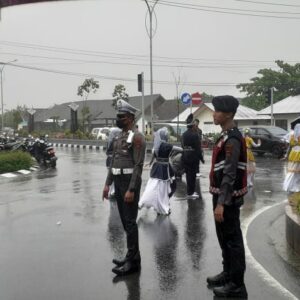 Meski Diguyur Hujan, Personel Polres Sumbawa Barat tetap Profesional amankan Jalannya Kegiatan.