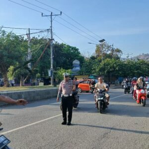 Polsek Rasanae Barat Laksanakan Rawan Pagi, Perlancar Arus Lalu Lintas Dan Ciptakan Keamanan Bagi Pengguna Jalan