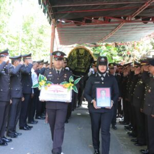 Penghormatan Terakhir Kapolres dan Anggota Hantarkan Jenazah Kasat Binmas Polres Sumbawa Barat