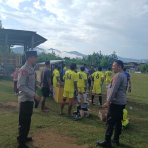 Wujud Dukungan Kegiatan Masyarakat Personel Polsek Brang Rea Kawal Laga di Open Turnamen Sepakbola Brang Rea