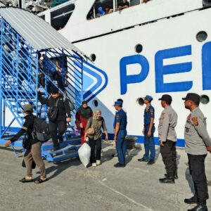 Polsek Kawasan Pelabuhan Laut Bima Laksanakan Pengamanan Kedatangan dan Keberangkatan Kapal KM. Awu di Pelabuhan Bima