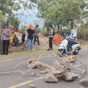 WARGA HU’U GELAR AKSI PROTES TERKAIT UCAPAN ORATOR ALIANSI AMPA, KAPOLSEK HU’U TURUN LANGSUNG REDAM SITUASI