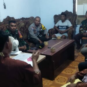 Bhabinkamtibmas Desa Kampasi Meci Ajak Warga Jaga Kamtibmas dan Hindari Tindakan Main Hakim Sendiri