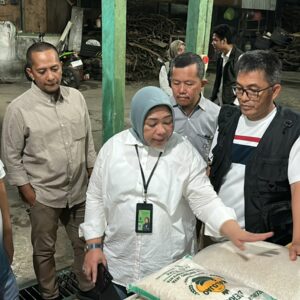 PENGECEKAN HARGA DAN KUALITAS BERAS DI PASAR TRADISIONAL DAN GUDANG PI KABUPATEN DOMPU