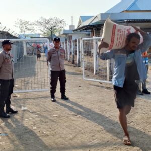 Polsek Kawasan Pelabuhan Laut Bima Amankan Embarkasi dan Debarkasi KM. BINAIYA