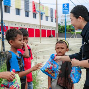 Satgas Humas Ops Damai Cartenz Berbagi Bersama Warga dan Anak-Anak di Jayapura