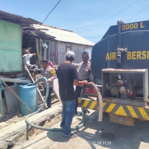 Polres Sumbawa Barat Salurkan Air Bersih untuk Warga Poto Tano yang Alami Kekurangan Air