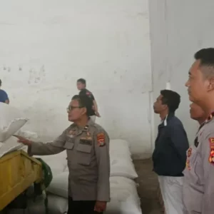 Polsek Batulayar Dampingi Penjualan 1 Ton Jagung Petani ke BULOG