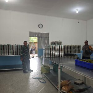 BHABINKAMTIBMAS DAN BABINSA DESA TERATAK LAKUKAN PENDAMPINGAN PENDISTRIBUSIAN MAKANAN BERGIZI GRATIS (MBG)
