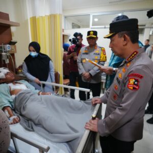 Kapolri Listyo Sigit Kunjungi Korban Ledakan SMAN 72 di RSI Cempaka Putih