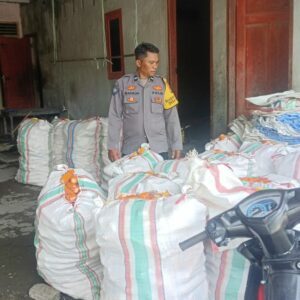 Bhabinkamtibmas Dampingi Petani Beleka agar Jagung Lolos Serap BULOG