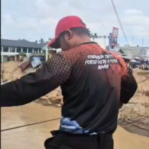 Brimob Aceh Pasang Tali Sling pada Jembatan Putus dan Geser Speed Boat untuk Mendukung Mobilitas Warga di Bireuen