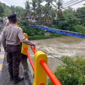 Patroli Polisi Gerung Pantau Debit Air Kali Dodokan