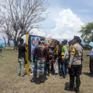 Polsek Poto Tano Amankan dan Dukung Latihan Panah Tradisional di Pantai Spakek