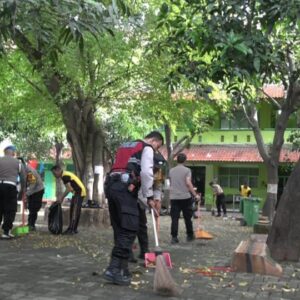 Pasca Olah TKP, Polres Metro Jakarta Utara Bersihkan Masjid SMAN 72 Kelapa Gading untuk Pulihkan Kondisi dan Hilangkan Traumatis Warga Sekolah