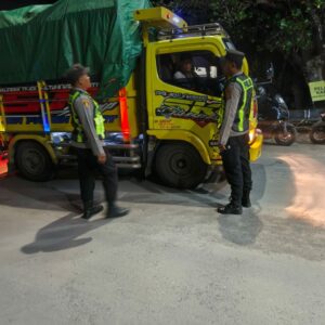 Personel Polsek Kawasan Pelabuhan Laut Tano Periksa Kendaraan di Pintu Keluar-Masuk Pelabuhan Poto Tano