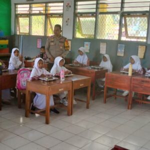 Bhabinkamtibmas Memonitor Pendistribusian Makan Bergizi Gratis (MBG) di Sekolah Dasar Kota Bima