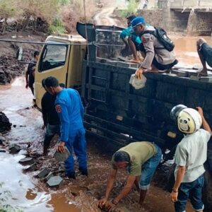 Aksi Heroik Sat Polairud Polres Bima Bantu Evakuasi Truk Terjebak Banjir di Jembatan So Nampa