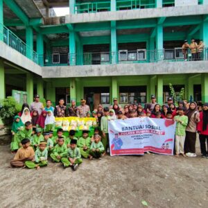 Polres Sumbawa Barat Tebar Kepedulian, Berikan Bansos ke Dua Ponpes di Taliwang