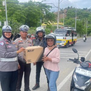Ops Zebra Rinjani 2025, Polres Bima Kota Bagikan Helm dan Beras Gratis kepada Pengendara