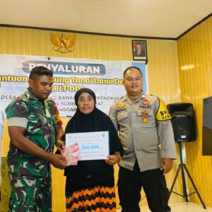 Bhabinkamtibmas Dampingi Penyaluran BLT Dana Desa di Sekongkang Bawah