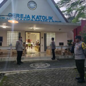 Polres Loteng Laksanakan Pengamanan Malam Natal di Sejumlah Gereja dan Tempat Ibadah
