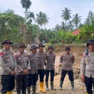 Sat Brimob Polda Sumbar Bangun Jembatan Darurat Penghubung Dua Nagari di Padang Pariaman