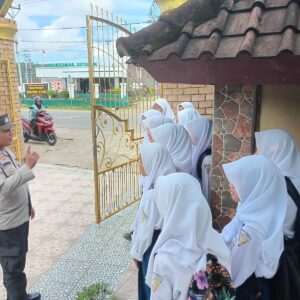 Bhabinkamtibmas Desa Seteluk Tengah Beri Edukasi Bahaya Bullying di SMPN 1 Seteluk