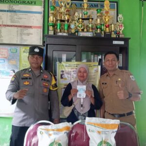 Briptu Baori Rozak Anjani melaksanakan kegiatan pendampingan pendistribusian bantuan pangan dari Perum Bulog