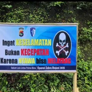 Tekan Angka Kecelakaan Lalulintas, Satlantas Polres Bima dan Polsek Madapangga Memasang Bener Rawan Kecelakaan