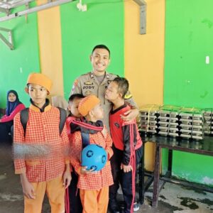 Bhabinkamtibmas Labuhan Alas Monitor Pendistribusian Makanan Bergizi ke 8 Sekolah