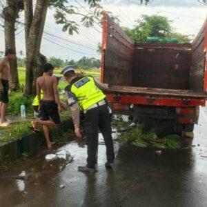 Satlantas Lombok Barat Sigap Atasi Truk Mogok di Jalur Padat