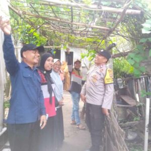 Polsek Kuripan Gerakkan Warga Tanam Sayur di Pekarangan Rumah