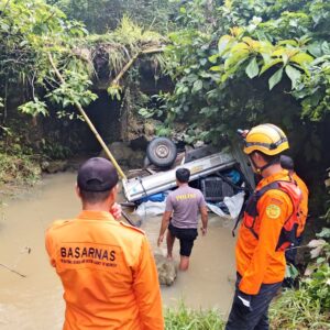Hindari Lubang, Mobil Pick-up Terjun ke Jurang Batu Pusit Lunyuk, Polisi Bantu Evakuasi