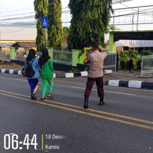 Beri Rasa Aman Bagi Pelajar dan Warga, Polsek Lape Gelar Pengamanan Strong Point Pagi
