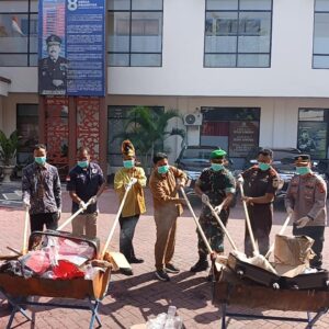 Wujudkan Kepastian Hukum, Wakapolres Sumbawa Hadiri Pemusnahan Barang Bukti Inkracht di Kejari