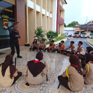 Asah Kemampuan Bela Diri, Saka Bhayangkara Polres Sumbawa Perdalam Teknik Drill Tongkat Polri