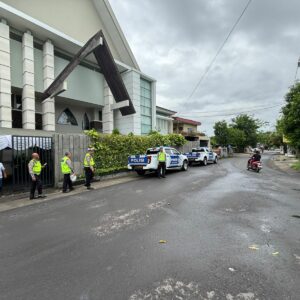 Satgas Kamseltibcar Lantas Ops Lilin Rinjani 2025 Amankan Arus Lalu Lintas di Depan Gereja, Ibadah Natal Berjalan Lancar