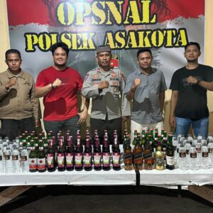 Jelang Nataru, Polsek Asakota Polres Bima Kota Sita Ratusan Botol Miras