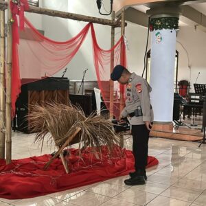 Jamin Keamanan Natal, Tim Jibom Gegana Brimob Polda NTB Sterilisasi Sejumlah Gereja