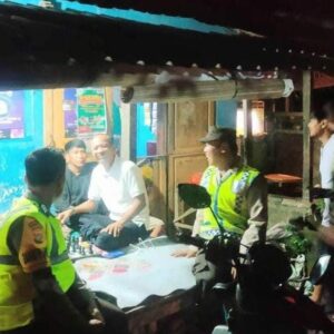 Patroli Dialogis Polsek Seteluk Jaga Kamtibmas di Desa Seteluk Tengah