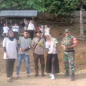 Partisipasi Aktif Menjaga Kelestarian Hutan, Bhabinkamtibmas Polsek Woha Hadiri Penanaman Pohon