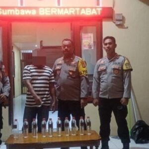 Cipta Kondisi Jelang Tahun Baru, Polsek Sumbawa Amankan Penjual Arak di Kelurahan Seketeng