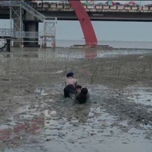 Respons Cepat Dit Polairud Polda Jatim Selamatkan Dua Anak Terjebak Lumpur di Wisata Kenjeran