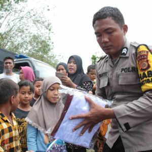 Bhakti Pendidikan Polri, Kapolda Aceh Kirim Bantuan Perlengkapan Sekolah untuk Anak-anak Desa Seumadam