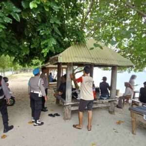 Polsek Sekotong Jaga Keamanan Wisatawan Pantai Arjuna
